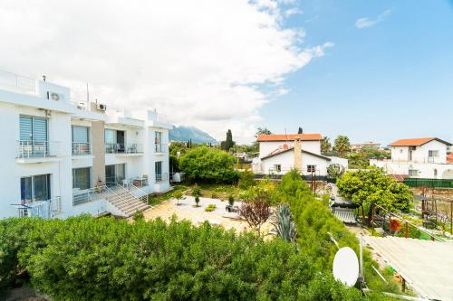 eine Luftaufnahme einer Stadt mit Gebäuden in der Unterkunft Luxury Two-Bedroom Apartment in amazing place Lukomorye C4 in Alsancak