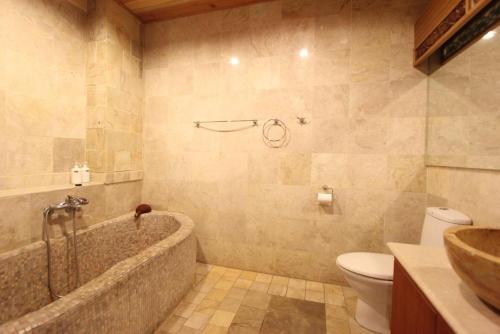 a bathroom with a tub and a toilet at Golden Ocean Azure Hotel in Kenting
