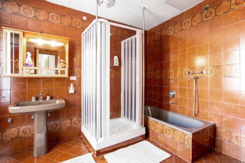 a bathroom with a shower and a sink at Casa Vacanze Casa Ida in Cava deʼ Tirreni