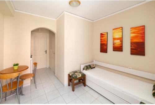 een woonkamer met een bank en een tafel bij Poseidon Apartments in Ayia Evfimia