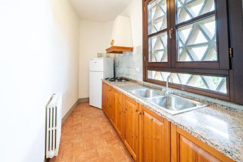 uma cozinha com um lavatório e uma janela em Tenute di Badia em Altopascio