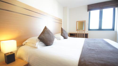 A bed or beds in a room at Crompton House Apartments 