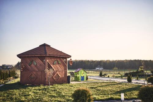 a smallshed sitting in the middle of a field at Hotel AB in Tychy