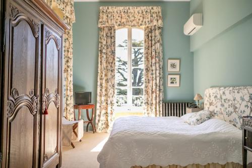 une chambre avec un lit et une fenêtre dans l'établissement Chateau de Varenne, à Sauveterre