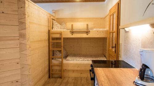 ein winziges Haus mit Etagenbetten darin in der Unterkunft Beim Melchern in Fischbachau