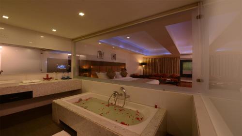 Een badkamer bij Top3 Lords Resort Bhavnagar