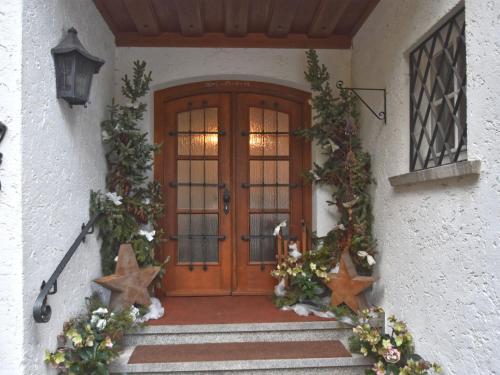 a front door with christmas wreaths and stars at Congenial Apartment in Wei enbrunn with Garden and Barbecue in Weißenbrunn