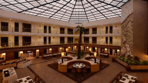 En restaurant eller et andet spisested på Top3 Lords Resort Bhavnagar