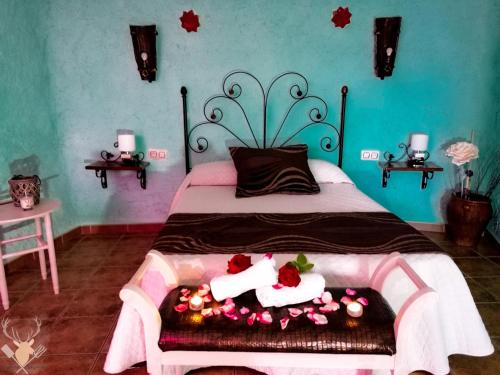 Un dormitorio con una cama con flores. en Cueva La Panadera - CuevasCazorla, en Hinojares