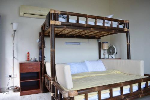 מיטה או מיטות קומותיים בחדר ב-NomadTours Marina Apartment Jebel Sifah