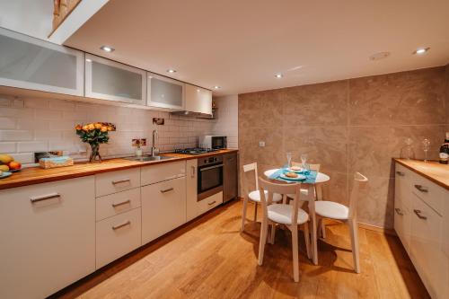 A kitchen or kitchenette at ALPARI apartments