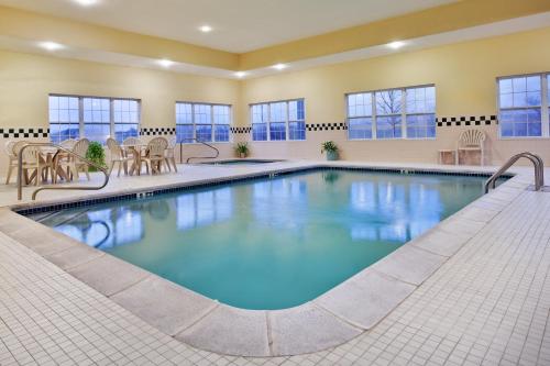 - une grande piscine d'eau bleue dans une chambre d'hôtel dans l'établissement Country Inn & Suites by Radisson, Louisville South, KY, à Shepherdsville