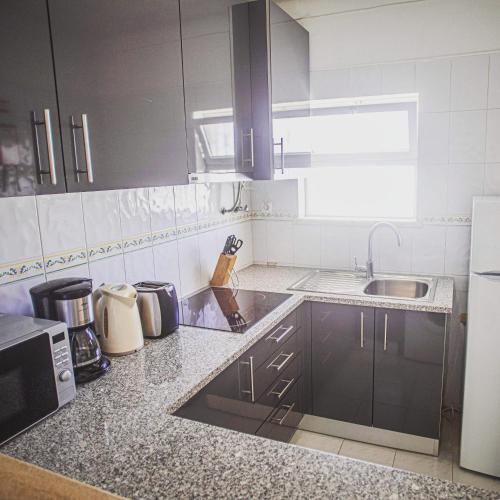 Kuchyň nebo kuchyňský kout v ubytování Debimar Apartamentos