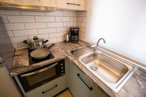 Η κουζίνα ή μικρή κουζίνα στο Varkes Suites 2