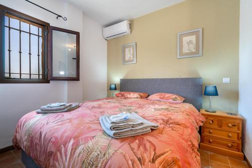 - une chambre avec un lit, une commode et une fenêtre dans l'établissement Hacienda la buena vida B&B en appartementen casita almendas, à La Carrera de la Viña