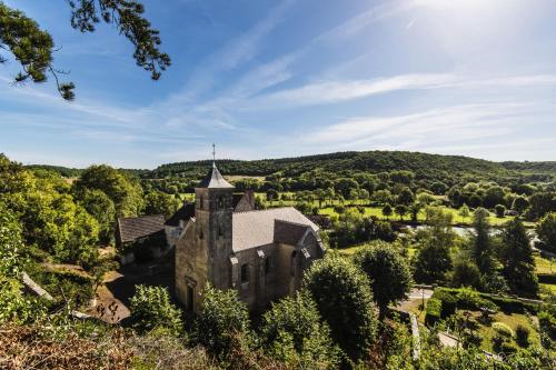an old church in the middle of a field at Le Domaine des Carriers in Chevroches