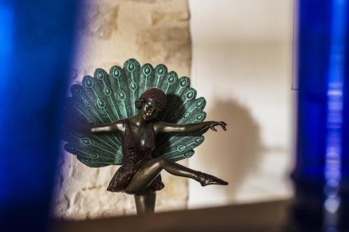 a figurine of an angel with wings on a wall at Le Domaine des Carriers in Chevroches