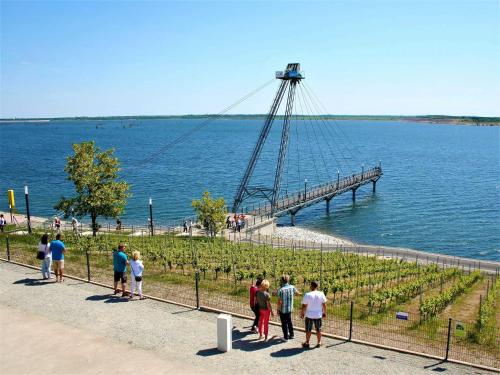 a group of people standing in front of a pier at Ferienwohnung Penthaus ILSE in Großräschen