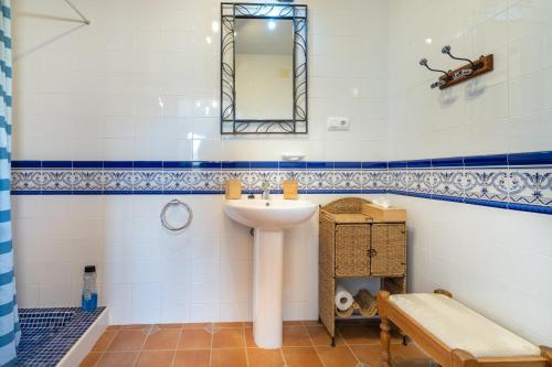 y baño con lavabo y espejo. en Hacienda La buena vida B&B en appartementen casita la bruja, en Algarinejo