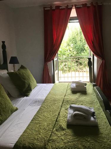 une chambre avec un grand lit avec des serviettes dessus dans l'établissement Villa Neville, à Châteaurenard