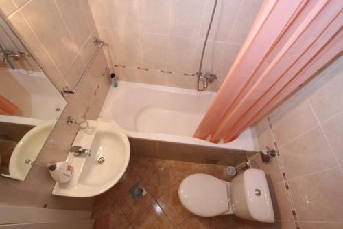 e bagno con lavandino, servizi igienici e vasca. di Apartment Bg Arena a Belgrado