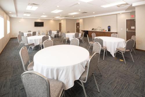 a conference room with white tables and chairs at Holiday Inn Express & Suites - Kalamazoo West by IHG in Kalamazoo