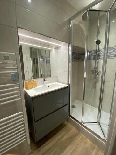 une salle de bain avec un lavabo et une douche dans l'établissement Le Mattoni, à Menton