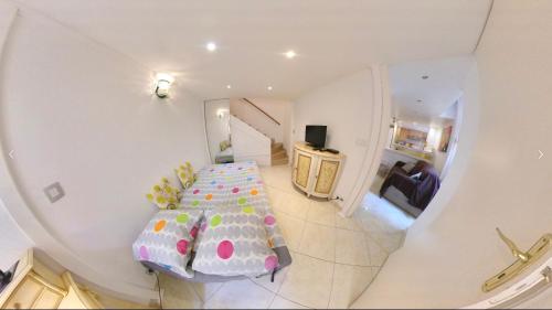 une chambre avec un lit et un salon dans l'établissement Cosy Duplex au Port du Vieux Nice, à Nice