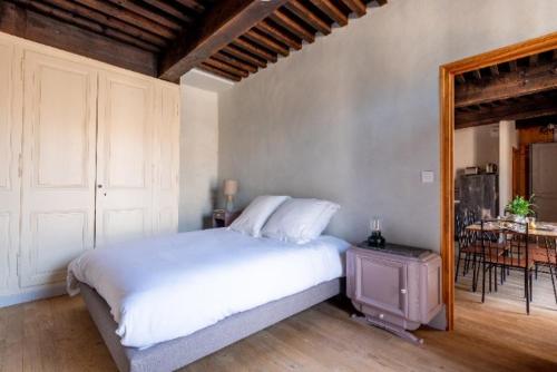 a bedroom with a white bed and a mirror at Maison de Juliette in Crest