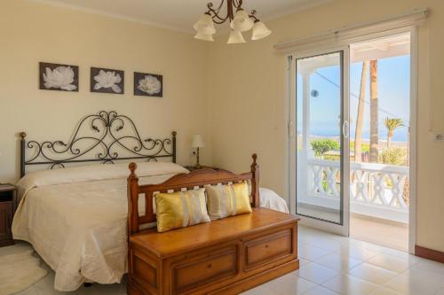 um quarto com uma cama e vista para o oceano em VILLA PALMA LANZAROTE em Tías