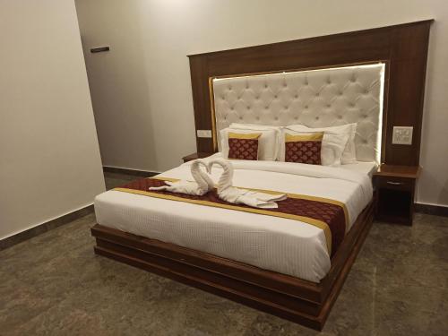 Una cama o camas en una habitación de Corbett Milestone Resort