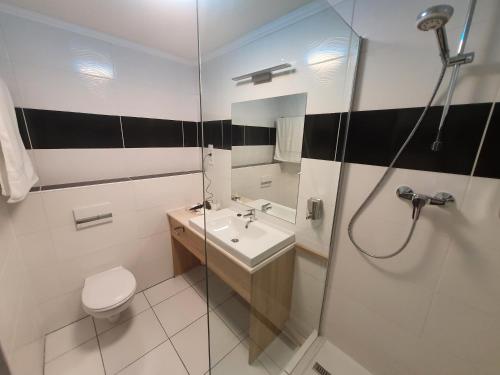 A bathroom at miniHotel Pápa