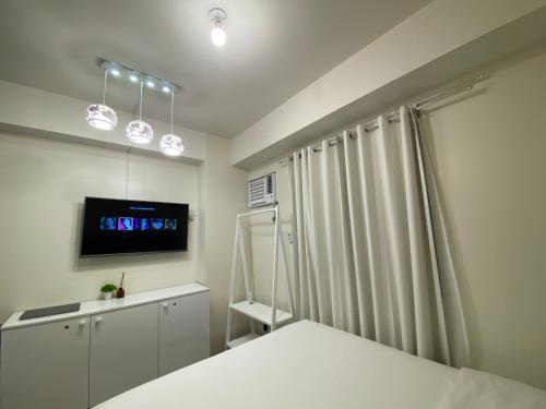 Private Room in Amaia Steps Condominium電視和／或娛樂中心