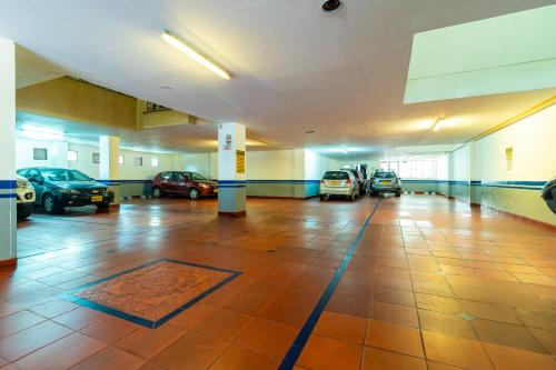 uma grande garagem com carros estacionados nela em Lavid Hotel Palacio Real em Bogotá