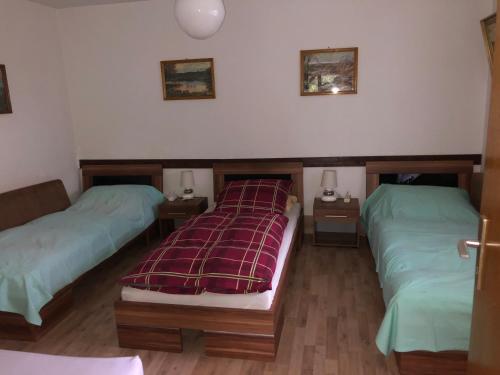 1 dormitorio con 2 camas y 2 mesitas de noche en Ferienwohnung Wolf, en Reichshof 