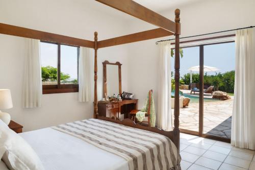 Giường trong phòng chung tại Amera Luxury Villas