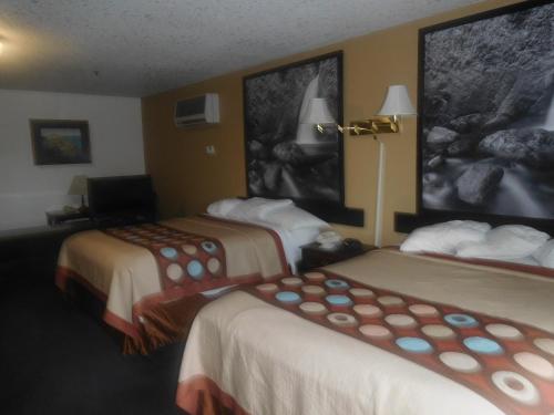 Postel nebo postele na pokoji v ubytování Super 8 by Wyndham Oroville