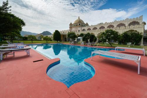 Bazén v ubytovaní Gulaab Niwaas Palace alebo v jeho blízkosti