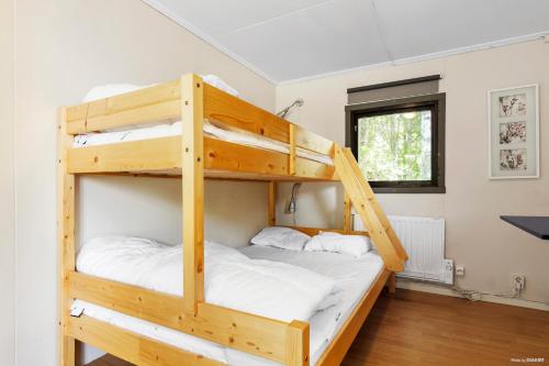 リンシェーピングにあるFirst Camp Glyttinge-Linköpingの二段ベッド2組が備わる客室です。