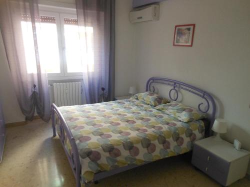 - une chambre avec un lit et une fenêtre dans l'établissement Tourist accommodation Viola ai Gordiani, à Rome
