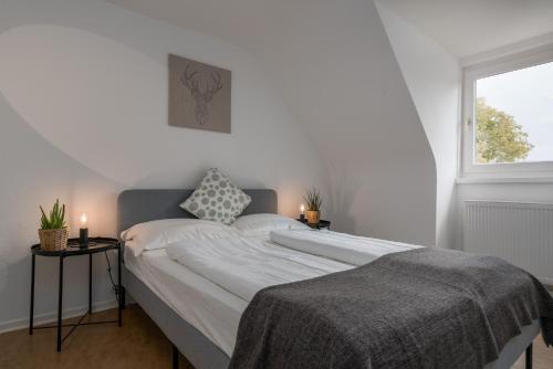 a bedroom with a bed and a window at CASSEL LOFTS - Gemütliches Apartment für 3 - Nähe Marienkrankenhaus in Kassel