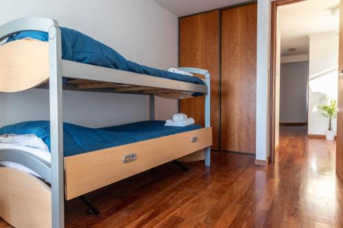 a bunk bed room with two bunk beds at Piso 9 Vista panorámica a la ciudad in La Plata