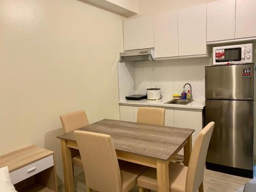 Private Room in Amaia Steps Condominium廚房或簡易廚房