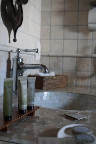 A kitchen or kitchenette at Manoir Des Douets Fleuris