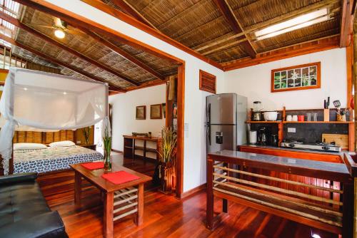un soggiorno con letto e tavolo di Uva Blue Jungle Villas a Puerto Viejo