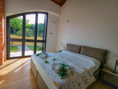 una camera da letto con un letto decorato con fiori di Country House Erba Regina a Frascati