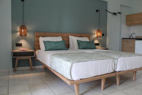 een slaapkamer met een groot bed en een keuken bij Poledas Apartments in Georgioupolis