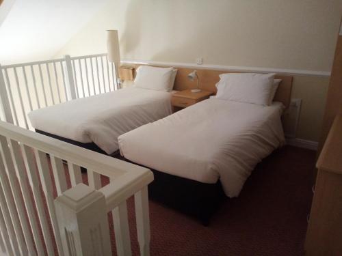 
A bed or beds in a room at Moreton Park Hotel
