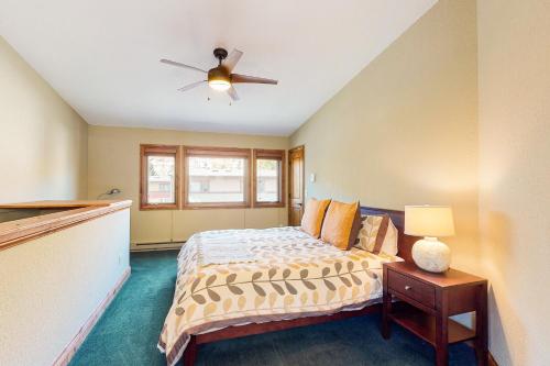 Ein Bett oder Betten in einem Zimmer der Unterkunft West Vail Condo Retreat