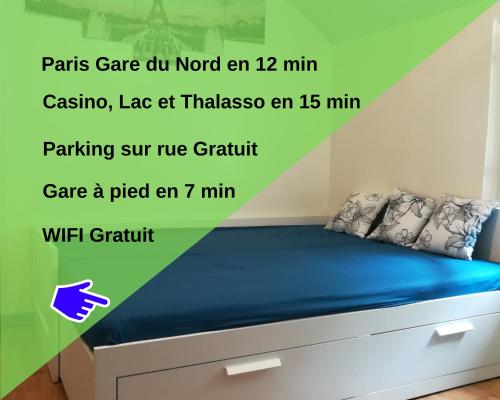 a bed in a room with the words parks care did not spin on min at Studio Le Palmier - Paris Gare du Nord en 15 min - in Deuil-la-Barre